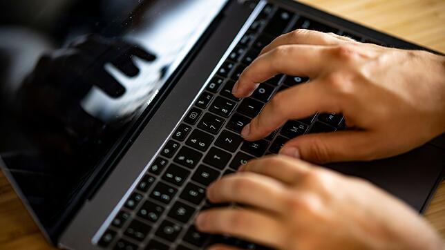 Tastatur oder Akku wollen bei Ihrem Laptop nicht mehr? Statt ein neues Gerät anzuschaffen, könnten Sie erst einmal ein paar Tricks ...