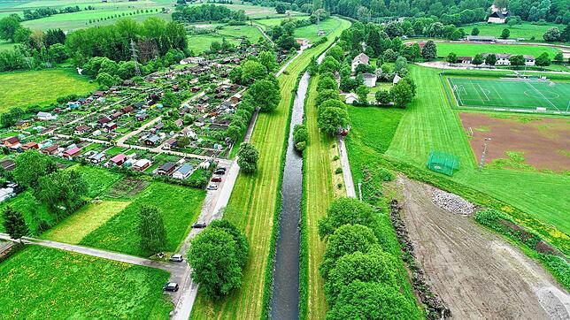 Drohnenaufnahme der Breg vor Beginn des 2. Bauabschnittes. Die Renaturierung beginnt an der Bahnlinie im Bildhintergrund. Im Vordergrund ...