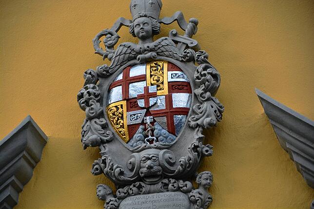 Das fürstbischöfliche Wappen über dem Hauptportal erstrahlt in frischen Farben.