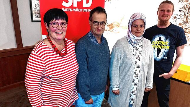 Die kommissarische Vorsitzende des SPD-Ortsvereins Donaueschingen, Martina Wiemer (von links), heißt die neu eingetretenen Mitglieder ...