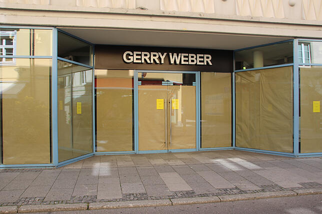 Auch in der Überlinger Christophstraße stehen einige Verkaufsräume leer &ndash; wie hier eine ehemalige Filiale des Bekleidungsgeschäfts ...