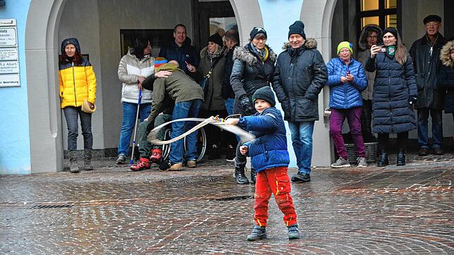 Der 6-jährige Aaron war der Jüngste, der beim Einschnellen auf dem Marktplatz am Dreikönigstag sein Können mit der Karbatsche zeigte.