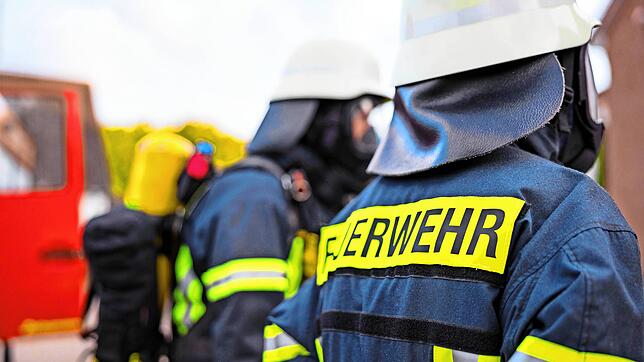Feuerwehrleute im Einsatz (Symbolfoto).