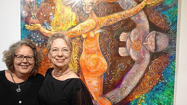 Künstlerin Susan Hubacker (rechts) und Kulturreferentin Christine Stanzel.