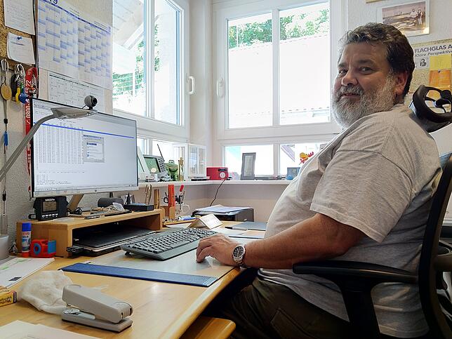 Helmut Kohler in seinem Büro in Schwörstadt, wo er die Wetterdaten analysiert.