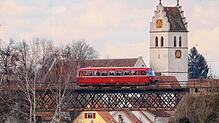 Idyllisch: Die Freizeit-Bahnlinie Räuberbahn fährt in Ostrach über ein Viadukt aus Stahl. Deutlich weniger harmlos waren die Taten eines ...