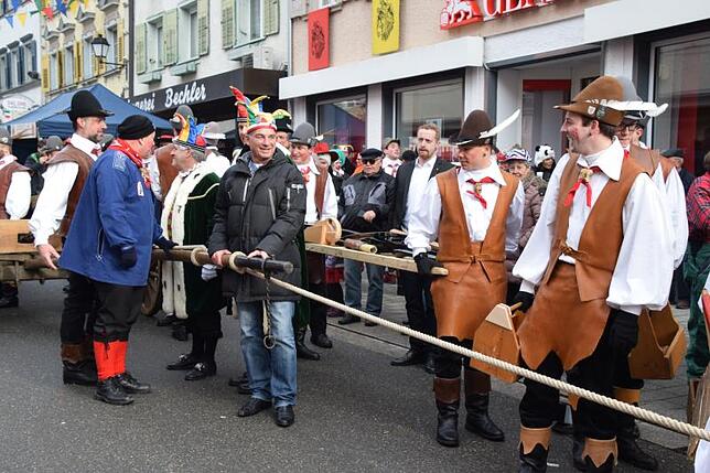 Thomas Strobl legt am Wagen, auf dem der Narrenbaum liegt, Hand an. Probeweise. Das Ziehen erledigen dann die Experten.