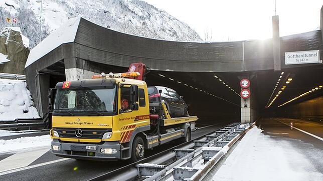 Ein Abschleppwagen transportiert bei Göschenen (Schweiz) das Unfallfahrzeug, das am Vormittag im Gotthard-Tunnel mit einem Lastwagen ...