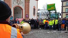 BLHV-Kreisvorsitzender Clemens Speicher spricht vor dem Bad Säckinger Münster zu etwa 200 Personen, die im Rahmen der bäuerlichen ...