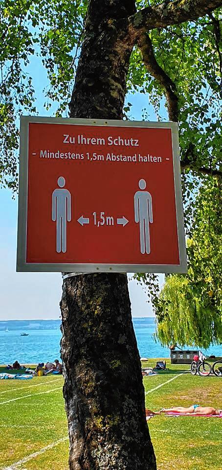 Die Abstandsregelung wird hier nicht nur mit Schildern deutlich gemacht.