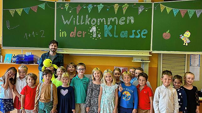 Klassenlehrer Timo Weissgerber mit seiner Klasse 1a der Storchenschule Böhringen.