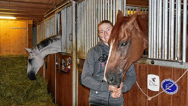 Alia Knack mit dem Wallach Clifton D‘Arguilla Z im Stall des Reitsportzentrums in Boll. Hinten reckt ihr verletzter Favorit Claus ...