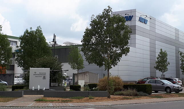 Wichtig: Der Ortsmittelpunkt ist geprägt durch das moderne Industriegebäude der Wutöschinger Aluminiumwerke AWW.