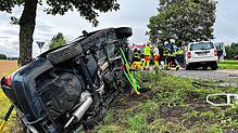 Zwei zerstörte, an dem Unfall beteiligte Autos. Bei dem Frontalzusammenstoß ist im Kreis Ravensburg eine 38-Jährige ums Leben gekommen.