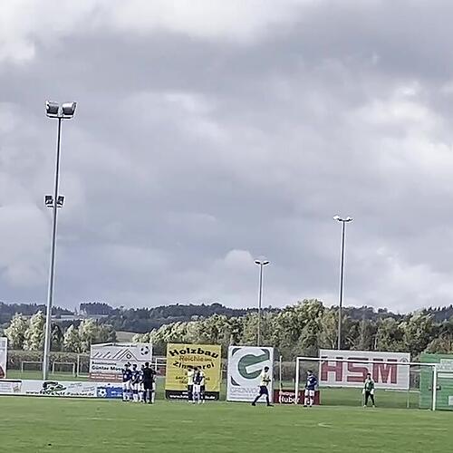 6. Nach einem starken Freistoß rettet die Latte für den Hegauer FV