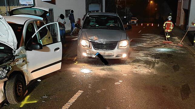 Bei diesem Verkehrsunfall, der sich am Freitag, 18. Dezember, gegen 22 Uhr an der Ecke Leonhard-/Friedhofstraße im Stockacher Stadtteil ...