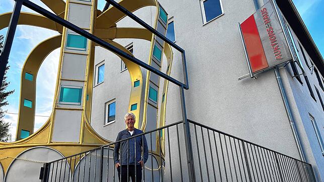 Reiner Schorer posiert fürs Foto mit der riesigen Krone, die nun in der Schwenninger Marktstraße ihren Platz gefunden hat – zumindest ...