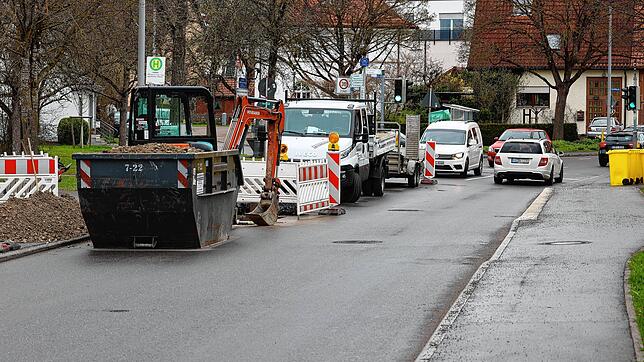 Eine Baustelle in der Oswald-Meder-Straße in Rietheim sorgt neben dem erhöhten Verkehrsaufkommen wegen der Sperrung der L181 für ...