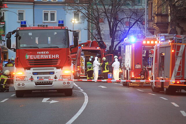 Einsatzkräfte in Schutzanzügen