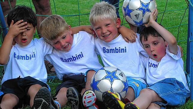 Vier Bambini des SV Stühlingen wenige Jahre nach der Jahrtausend-Wende (von links): Ruwen Vollmer, Sören Ebbesen, Dominik Pieper und ...
