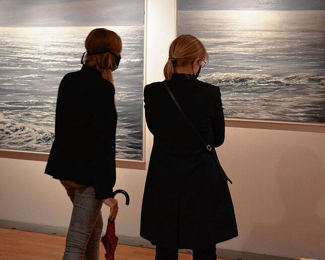 Frauen vor Seestücken von Gabriele Einstein &ndash; in der aktuellen Ausstellung des Kunstvereins in der Stadtgalerie.