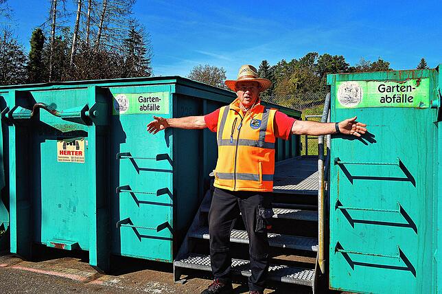 Die Corona-Abstandsregel kann zwischen den Grüncontainern auf dem Wertstoffhof nicht eingehalten werden, wie Stefan Anders demonstriert.