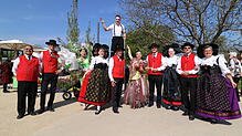Verbindendes: Zum Auftakt der Landesgartenschau in Neuenburg präsentieren Trachtenträger Folklore aus dem Elsaß. Bild: Joachim Hahne