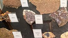 Zwei Vitrinen im Urberger Mineralienmuseum werden mit der Sammlung von Ernst Schmidt neu gestaltet. Die Steine stammen aus der Grube ...