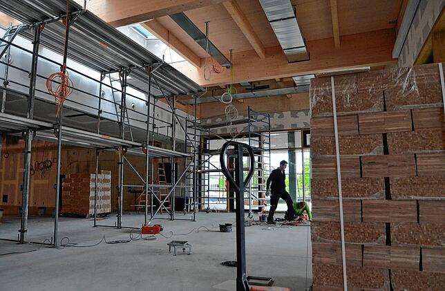 Sind die Gerüste erst abgebaut, wir die Deckenkonstruktion aus Holz richtig zur Geltung kommen.