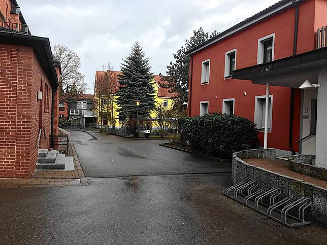 Nicht mehr zeitgemäß: Das Pfarrhaus (vorne) und der Kindergarten weichen bald dem neuen Haus der Katholischen Kirche in Schwenningen.