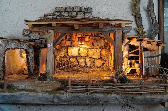 Hier ist eine Krippe aus der Werkstatt von Peter Meßmer aus Tengen-Watterdingen zu sehen.