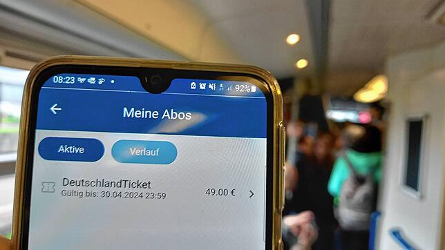 Ein Handy mit dem Deutschlandticket des Lörracher Tarifverbunds RVL.