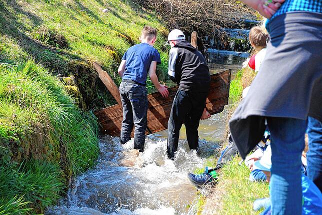 Bild 6: Bärensonntag: Der Bär springt sechs Mal in den Dorfbach (mit Videos)