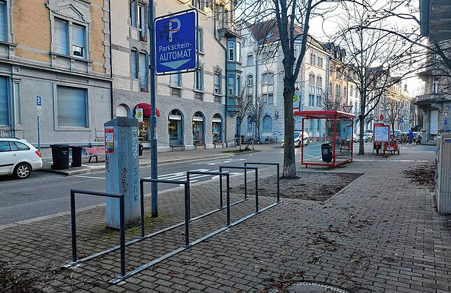 Zwischenzeitlich wurden die Radbügel, die bislang an der Grundschule Wollmatingen ungenutzt herumstanden, in die Gartenstraße beim ...