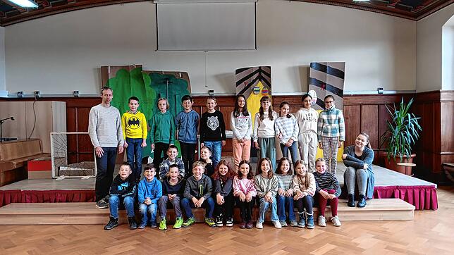 Kata Czako (rechts) absolviert ihr Bogy-Praktikum in der Conradin-Kreutzer-Grundschule in Meßkirch. Hier sieht man sie zusammen mit der ...
