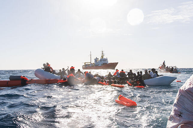 Eindringliche Bilder: Zahlreiche Flüchtlinge, die auf Booten von Libyen aus nach Italien übersetzen wollten, werden während eines ...