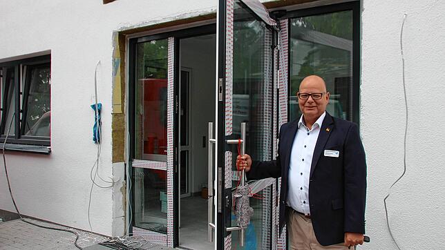 Der neue Bettentrakt des Krankenhauses ist fast fertig. Krankenhaus-Geschäftsführer Michael Hanke will Mitte Oktober die Türen auch ganz ...