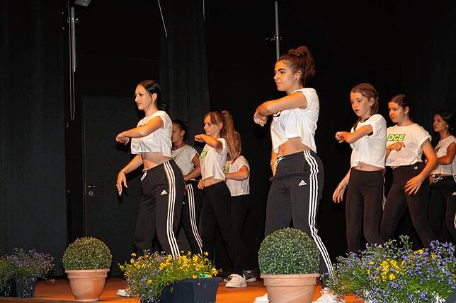 Mit mehreren mitreißenden Tänzen begeisterten die Dance4Kids&Teens beim Jubiläumsabend des TV Engen.