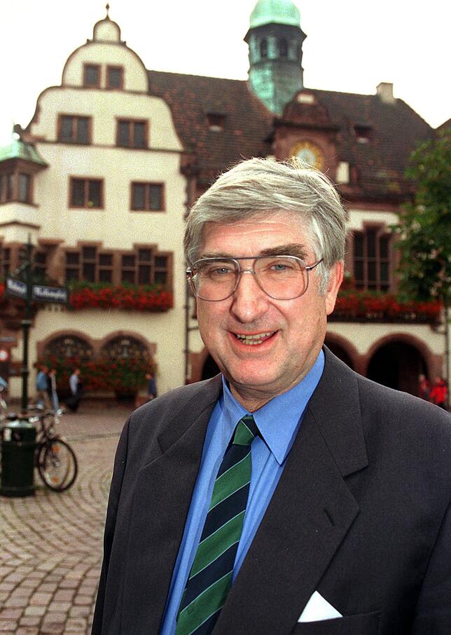 Ein Sozialdemokrat mit barocken Neigungen: Der damalige Oberbürgermeister von Freiburg, Rolf Böhme, lässt sich vor dem "Neuen Rathaus" ...