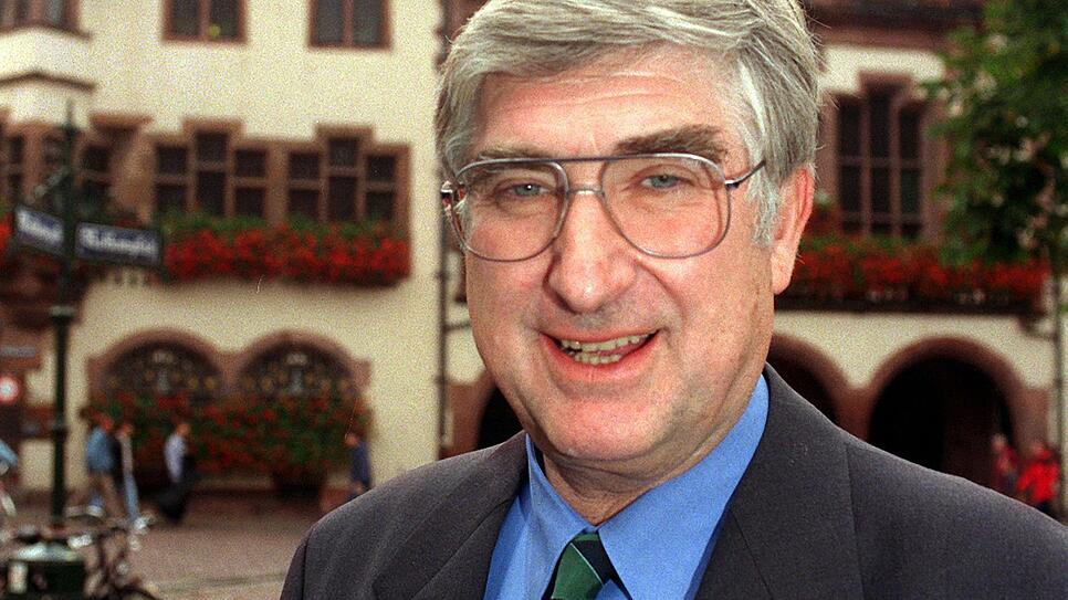 Ein Sozialdemokrat mit barocken Neigungen: Der damalige Oberbürgermeister von Freiburg, Rolf Böhme, lässt sich vor dem "Neuen Rathaus" ...