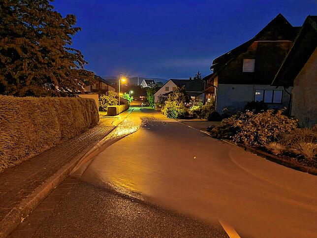Auch von Wasser überflutetet Straßen gehören zu den Folgen des starken Frühsommergewitters.