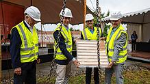 Projektdirektor Joachim Baeckert, Ivo Lansbergen, Nunzio Lo Chiatto und Werksleiter Dirk Dupper mit der Grundsteinplatte bevor diese ...