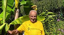 Walter Thoma vier Tage vor seinem 90. Geburtstag im Garten vor seiner Bananenstaude.