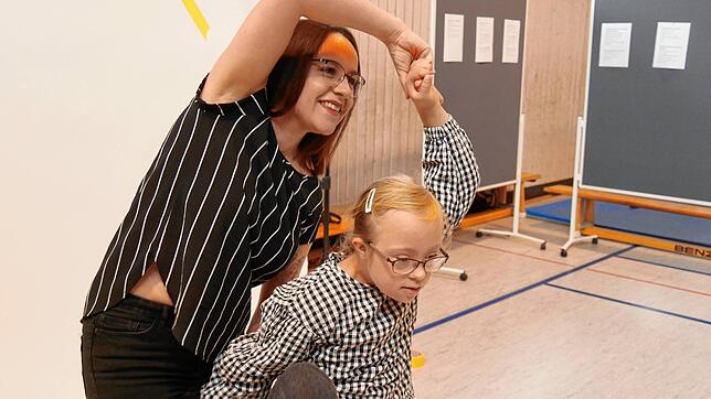 Die Gemeinsamkeit zwischen den Schülerinnen Jana Alder (vorne) und  Justine Güß ist es, dass  sie gerne tanzen. Bild:  Elisabeth Stauder