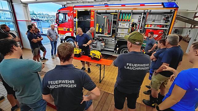 Die Mannschaft der Feuerwehr Lauchringen wird in den vergangenen Wochen unter anderem durch Feuerwehrkommandant Bernhard Loll (Mitte) ...