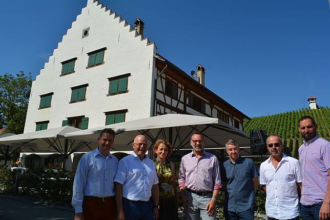 Sie stellen die Haltnau bei deren offizieller Wiedereröffnung vor: Pächter Stephan Düringer, Andreas Voß, Direktor der Spitalstiftung ...