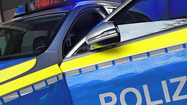 Ein Unbekannter soll einen Sprinter samt Anhänger gestohlen haben und einen Unfall gebaut haben, informiert die Polizei (Archivbild).