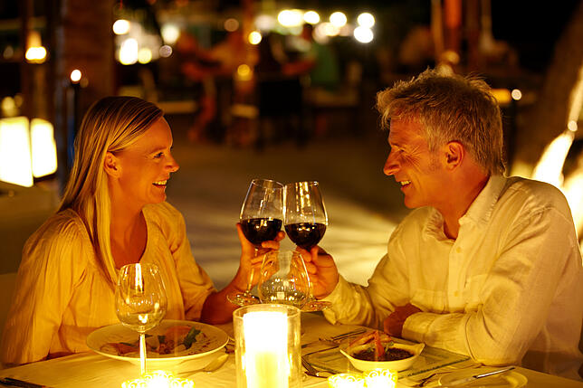 Das klassische Abendessen zu zweit im Kerzenlicht sorgt für eine romantische Stimmung.