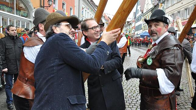 Auch beim Narrebommsetzen muss er ran: Alexander Dobrindt (Mitte) hilft, den über 30 Meter hohen Baum richtig zu justieren. Der karierte ...