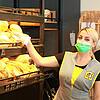 Von Mangel keine Spur: Eine prall gefüllte Auslage präsentieren (von links) Anna Silina und Stephanie Jezek im Café Uhland, das zur ...